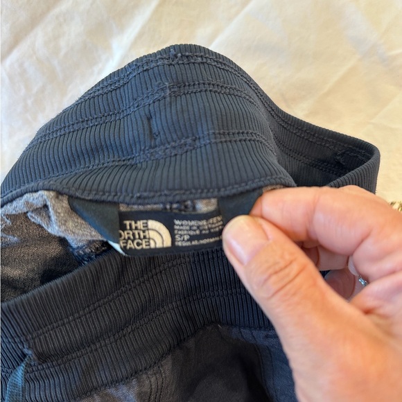 Small Women’s The North Face Aphrodite Jogger Capri Pants in blue. - Picture 5 of 7